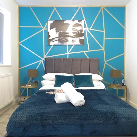Dom wakacyjny Tudors Esuites 4 Bedroom House With Garden