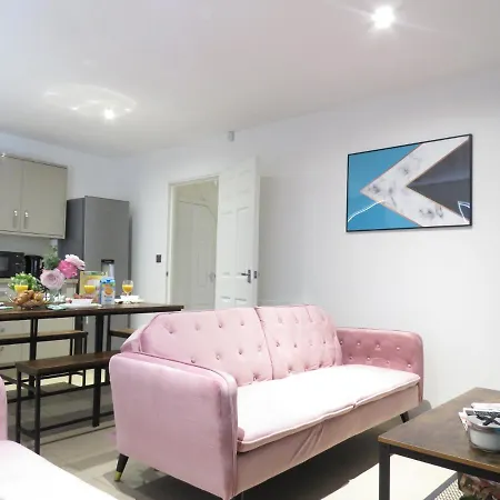 Tudors Esuites 4 Bedroom House With Garden Dom wakacyjny