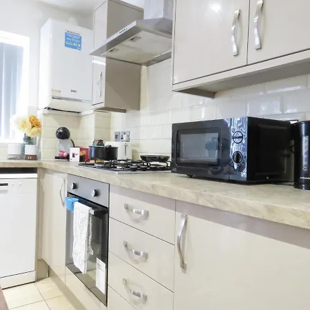 Tudors Esuites 4 Bedroom House With Garden * Birmingham