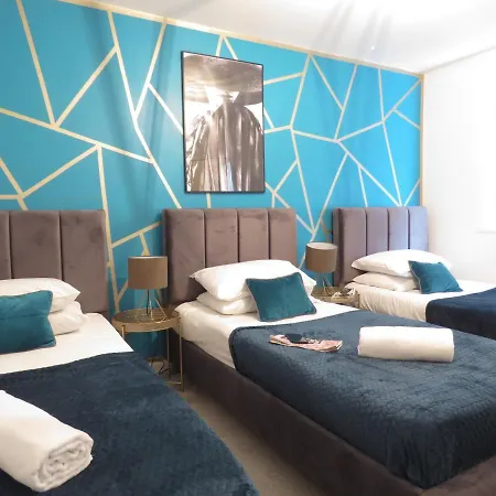 Tudors Esuites 4 Bedroom House With Garden Birmingham