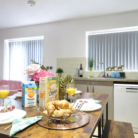 Dom wakacyjny Tudors Esuites 4 Bedroom House With Garden