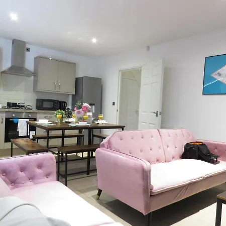 Dom wakacyjny Tudors Esuites 4 Bedroom House With Garden