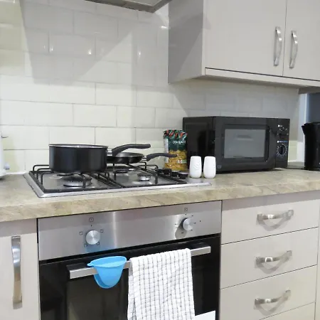 Tudors Esuites 4 Bedroom House With Garden * Birmingham