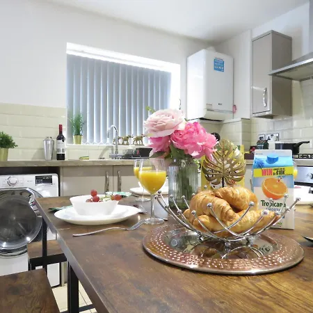 Tudors Esuites 4 Bedroom House With Garden